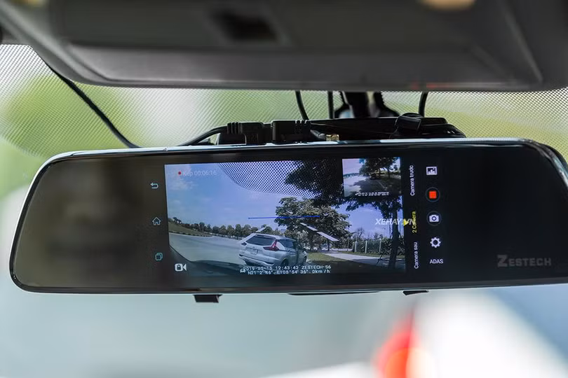 Hình ảnh ở phía sau xe được hiển thị