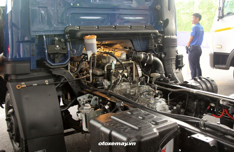 Xe trang bị động cơ diesel thế hệ mới Tata New Generation 3L Common Rail Engine Euro 4, ứng dụng công nghệ ống dẫn cao áp phun nhiên liệu trực tiếp, công suất 140 mã lực/3.000 vòng/phút và mô-men xoắn 360Nm/1.700-2.300 vòng/phút. Hộp số 6 cấp Overdrive, sang số bằng cáp (ưu điểm mới so với xe đối thủ). Bình nhiên liệu 120 lít. Cabin lắp máy điều hòa hai chiều.