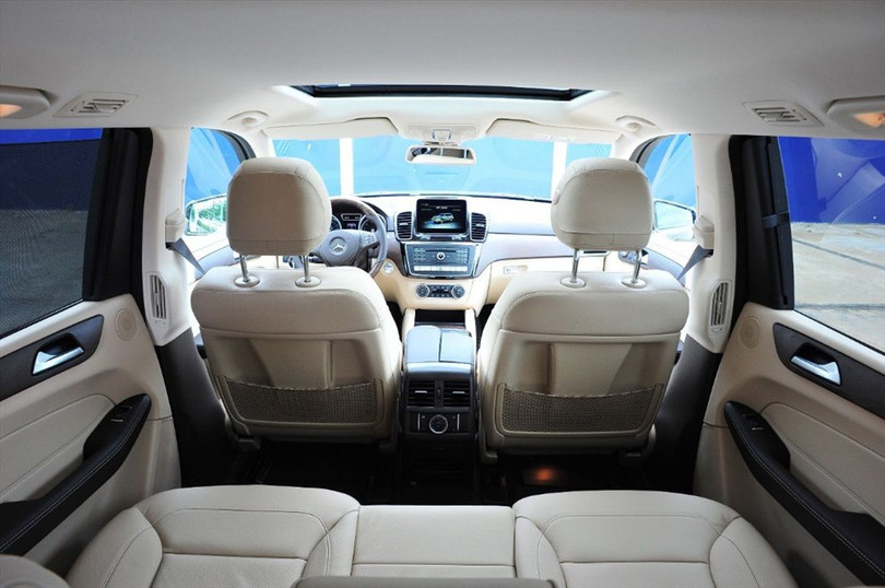 Trường hợp sếp lái xe, bạn cần chủ động ngồi cạnh sếp để có thể trao đổi công việc dễ dàng. Ảnh ST Trường hợp sếp lái xe, bạn cần chủ động ngồi cạnh sếp để có thể trao đổi công việc dễ dàng. Ảnh ST