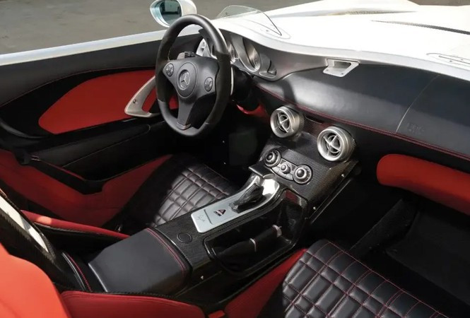 Không gian nội thất khá đơn giản của Mercedes-Benz SLR McLaren Stirling Moss