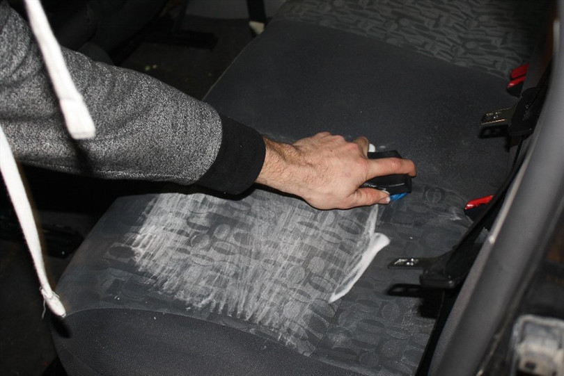 Thường xuyên lau chùi nội thất sẽ hạn chế được mùi hôi bám trong xe. Ảnh ST Thường xuyên lau chùi nội thất sẽ hạn chế được mùi hôi bám trong xe. Ảnh ST