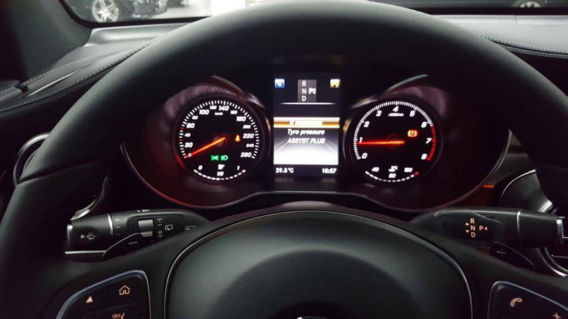 Cảnh báo áp suất lốp tại màn hình phía sau tay lái Cảnh báo áp suất lốp tại màn hình phía sau tay lái