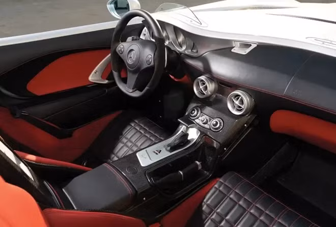 Xe có nội thất màu đỏ chính hãng