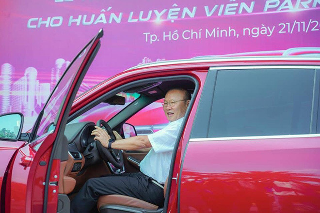 Huấn luyện viên Park Hang Seo chiếc SUV LUX SA2.0 màu đỏ