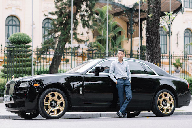 Doanh nhân Phạm Hữu Tuấn đang sở hữu một chiếc Rolls Royce trong bộ sưu tập của mình. (Ảnh: FBNV)