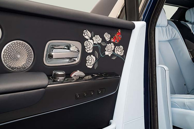 Có tới 1 triệu mũi thêu tái hiện những giai đoạn khác nhau của một đóa hồng