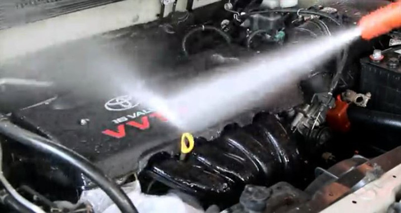 Hệ thống điện ẩm ướt cũng là nguyên nhân khiến xe bị trục trặc, chết máy giữa đường. Ảnh ST