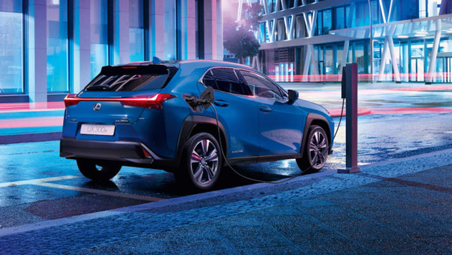 Lexus UX 300e có khe cắm sạc không khác xe máy xăng