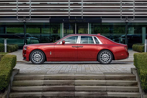 Rolls-Royce phiên bản Bespoke Red Phantom sẽ được đấu giá cho mục đích từ thiện
