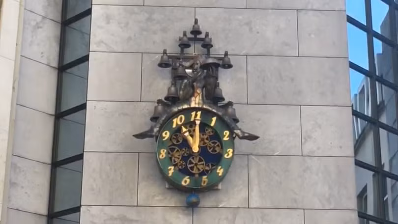 đồng hồ chỉ có 11 số (ảnh cắt từ YouTube)