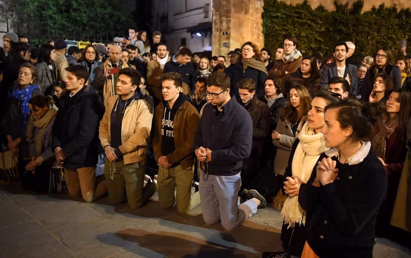 Người dân Paris cầu nguyện cho công trình kiến trúc này không bị sụp đổ bởi ngọn lửa (ảnh: AFP)