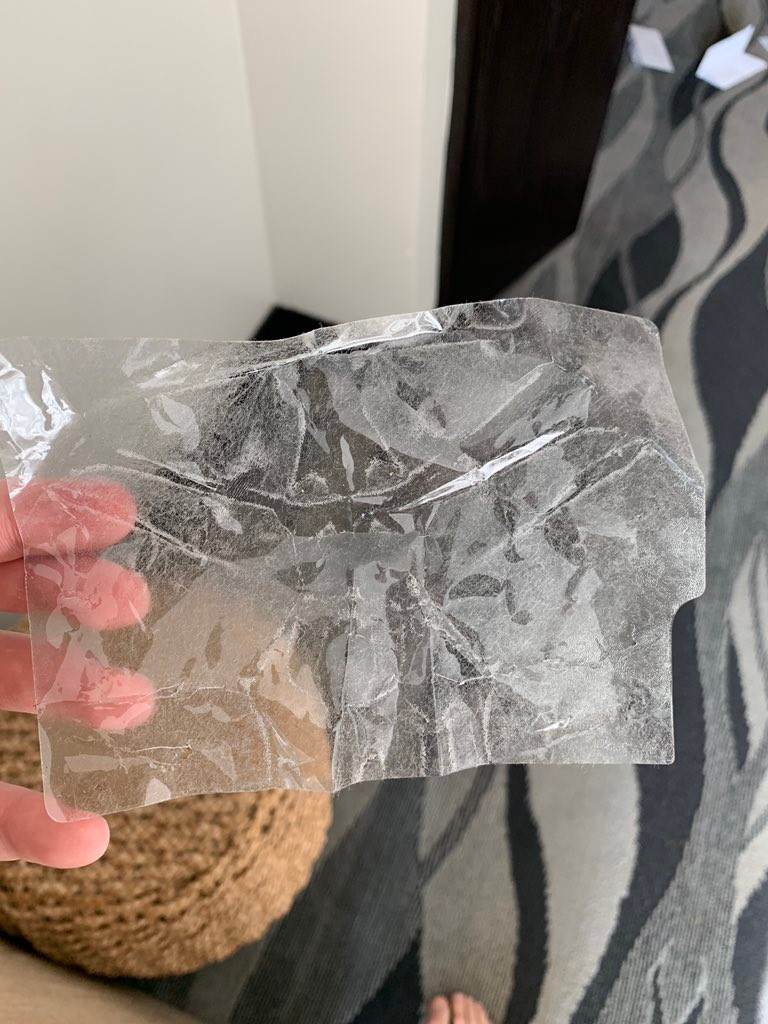 Lớp bảo vệ màn hình mà nhà báo Mark Gurman bóc ra Lớp bảo vệ màn hình mà nhà báo Mark Gurman bóc ra