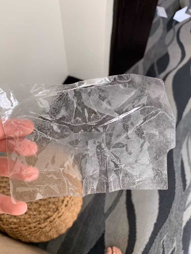 Lớp bảo vệ màn hình mà nhà báo Mark Gurman bóc ra