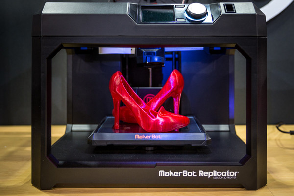 Vệ sĩ của giáo hoàng sử dụng mũ giáp làm từ máy in 3D