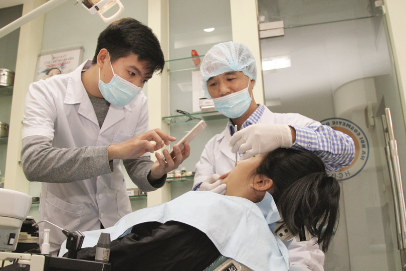 Bác sĩ đang chữa răng cho bệnh nhân