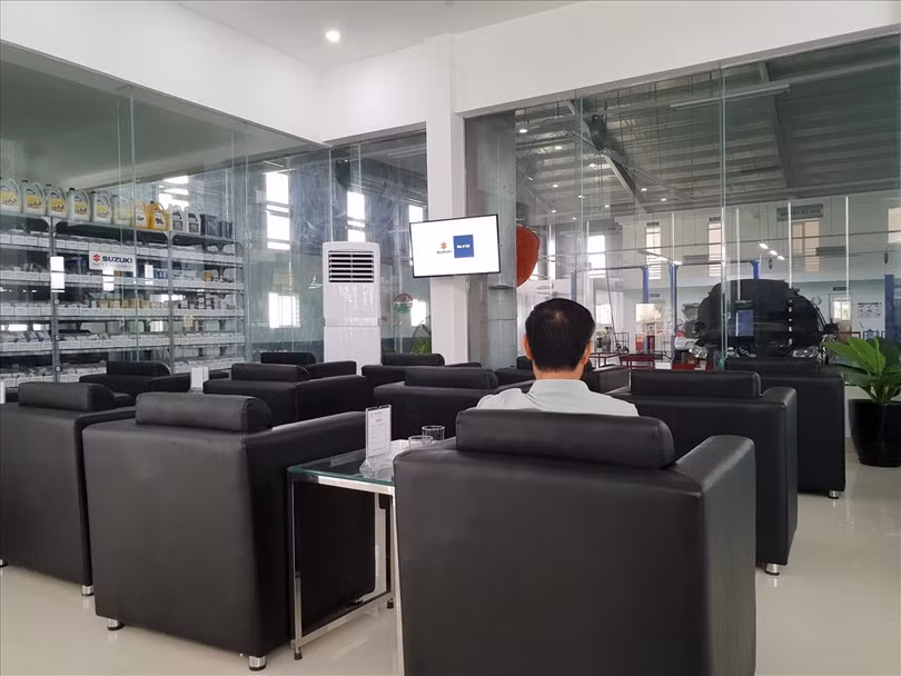 Kho phụ trùng với lớp kính trong suốt ngay cạnh phòng chờ khách hàng ở một đại lý của Suzuki