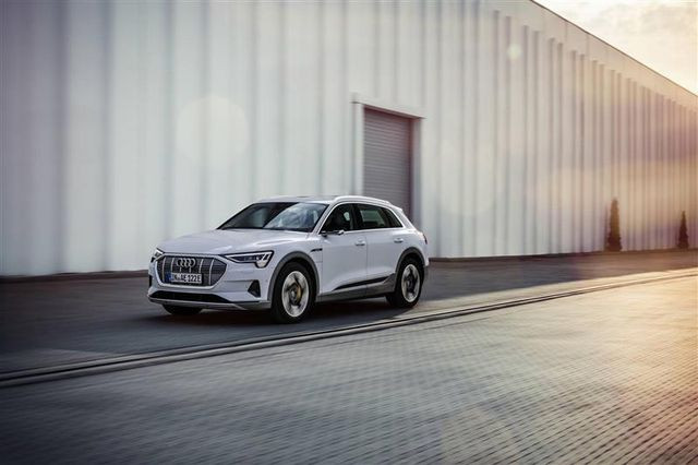 Audi E-Tron 50 Quatro có giá khởi điểm tại Anh khoảng 63.000 Bảng