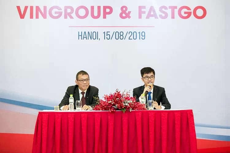 Ông Võ Quang Huệ (trái) và ông Nguyễn Hữu Tuất trong lễ ký kết