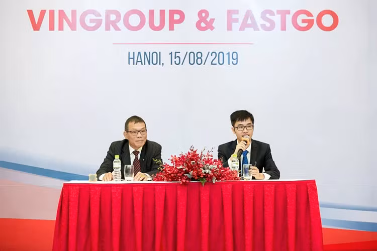 Ông Võ Quang Huệ (trái) và ông Nguyễn Hữu Tuất trong lễ ký kết