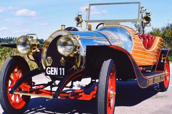 Chiếc xe của Rob giống y nguyên xe bay trong phim Chitty Chitty Bang Bang