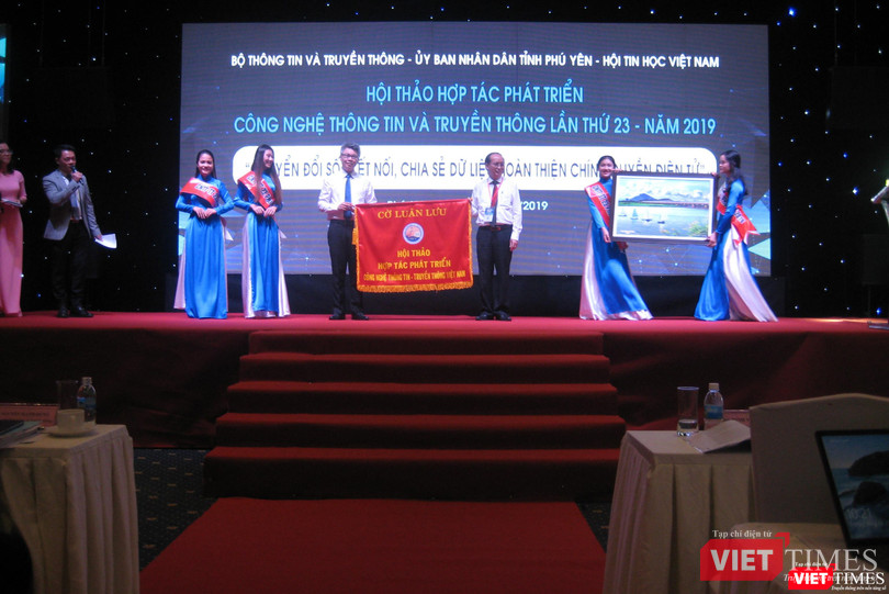 Cờ đăng cai Hội thảo Hợp tác và Phát triển CNTT 2020 được Phú Yên chuyển giao cho Hải Dương Cờ đăng cai Hội thảo Hợp tác và Phát triển CNTT 2020 được Phú Yên chuyển giao cho Hải Dương