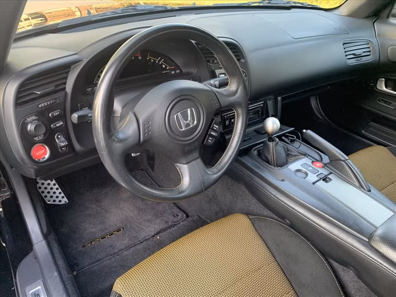 Nội thất xe vẫn còn khá ổn. Ảnh: Carscoops