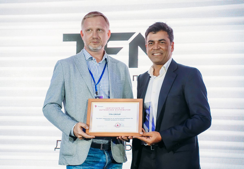 Ông Dmitry Saftenko (trái) – Phó chủ tịch TFN group - nhà phân phối chính thức của VinSmart tại Nga nhận chứng chỉ từ Ông Mantosh Malhotra – Phó Tổng giám đốc Tập đoàn Vingroup