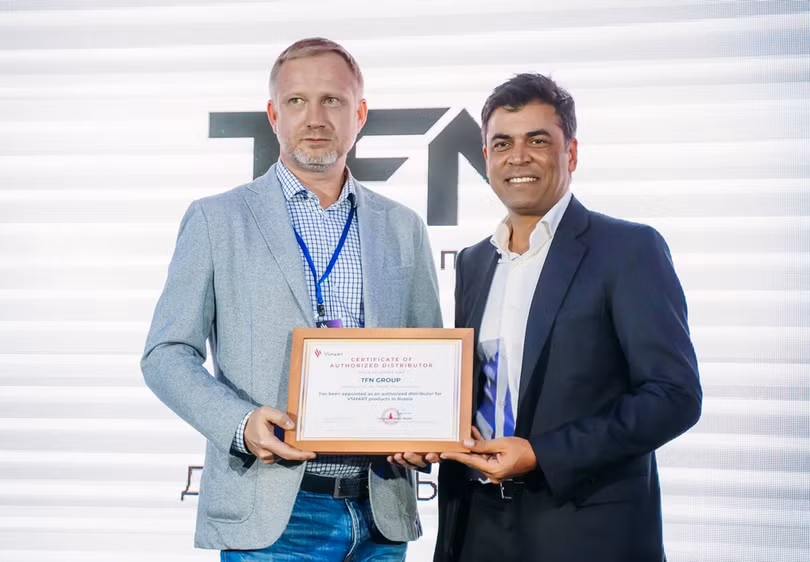 Ông Dmitry Saftenko (trái) – Phó chủ tịch TFN group - nhà phân phối chính thức của VinSmart tại Nga nhận chứng chỉ từ Ông Mantosh Malhotra – Phó Tổng giám đốc Tập đoàn Vingroup Ông Dmitry Saftenko (trái) – Phó chủ tịch TFN group - nhà phân phối chính thức của VinSmart tại Nga nhận chứng chỉ từ Ông Mantosh Malhotra – Phó Tổng giám đốc Tập đoàn Vingroup