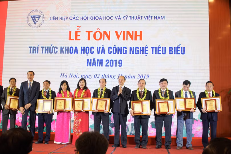 Tiến sĩ Lê Doãn Hợp (ngoài cùng bên phải) được tôn vinh Trí thức Khoa học và Công nghệ tiêu biểu 2019 (ảnh: Nguyễn Khang)