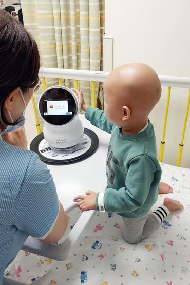 Robot Cloi được đưa vào các phòng bệnh cách ly để giao tiếp với các bệnh nhi