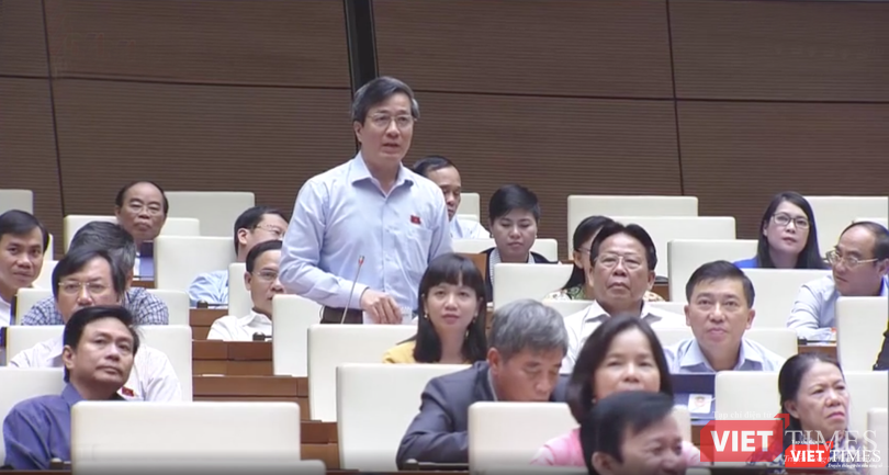 Các đại biểu chất vấn Bộ trưởng Bộ Thông tin và Truyền thông Nguyễn Mạnh Hùng