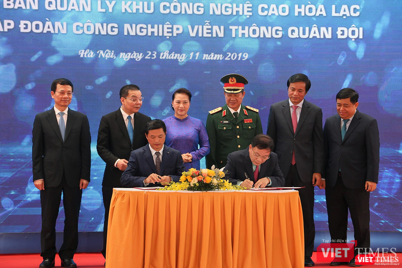 Bà Nguyễn Thị Kim Ngân chứng kiến lễ ký của đại diện Viettel và Ban quản lý khu CN cao Hòa Lạc Bà Nguyễn Thị Kim Ngân chứng kiến lễ ký của đại diện Viettel và Ban quản lý khu CN cao Hòa Lạc