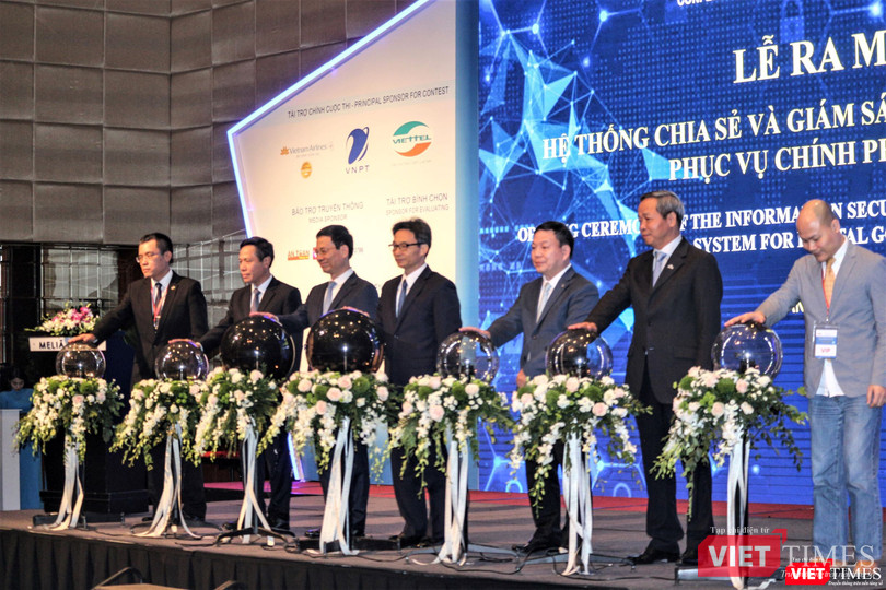 Phó Thủ tướng Vũ Đức Đam, Bộ trưởng Nguyễn Mạnh Hùng và đại diện Viettel, CMC, VNPT, FPT và BKAV bấm nút khai trương Hệ thống