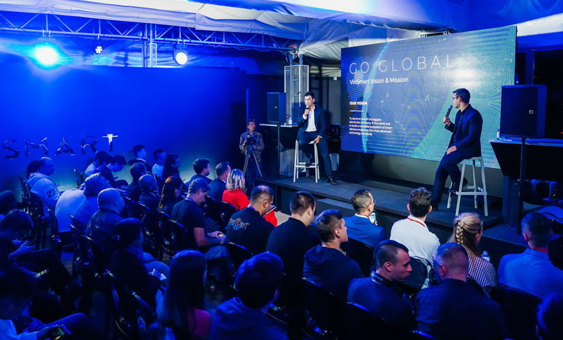 Ông Mantosh Malhotra – Phó Tổng giám đốc Tập đoàn Vingroup (trái) phát biểu tại sự kiện VinSmart ra mắt thị trường Nga