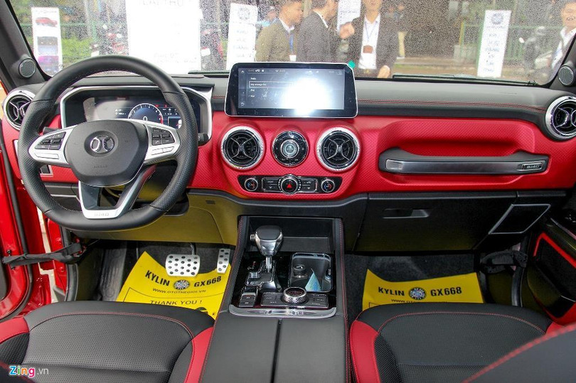 Khoang lái BJ40 dễ liên tưởng đến Mercedes-Benz G63. Ảnh: Đình Phong