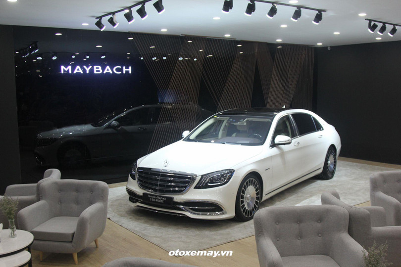Phòng tiếp khách sang trọng dành cho khách hàng chọn mua các dòng xe Maybach Phòng tiếp khách sang trọng dành cho khách hàng chọn mua các dòng xe Maybach