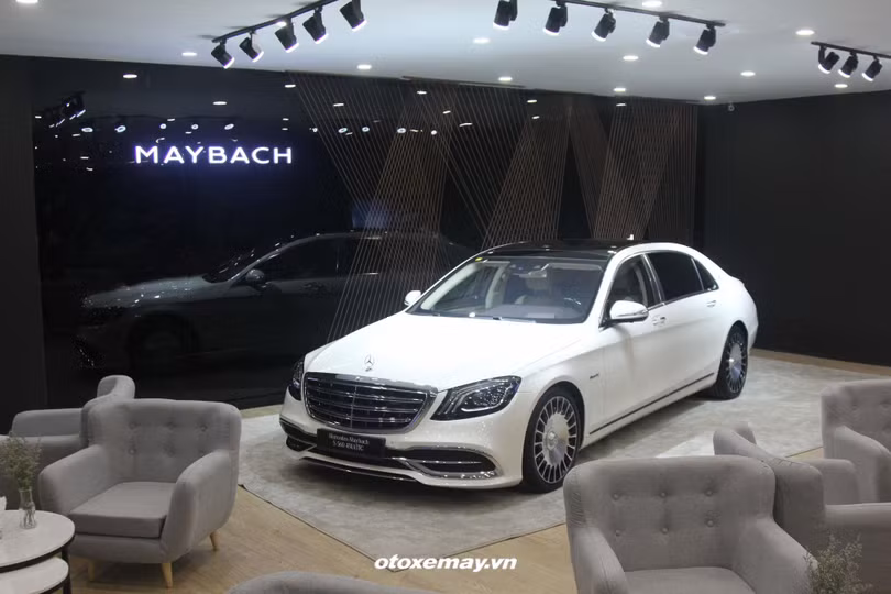 Phòng tiếp khách sang trọng dành cho khách hàng chọn mua các dòng xe Maybach Phòng tiếp khách sang trọng dành cho khách hàng chọn mua các dòng xe Maybach