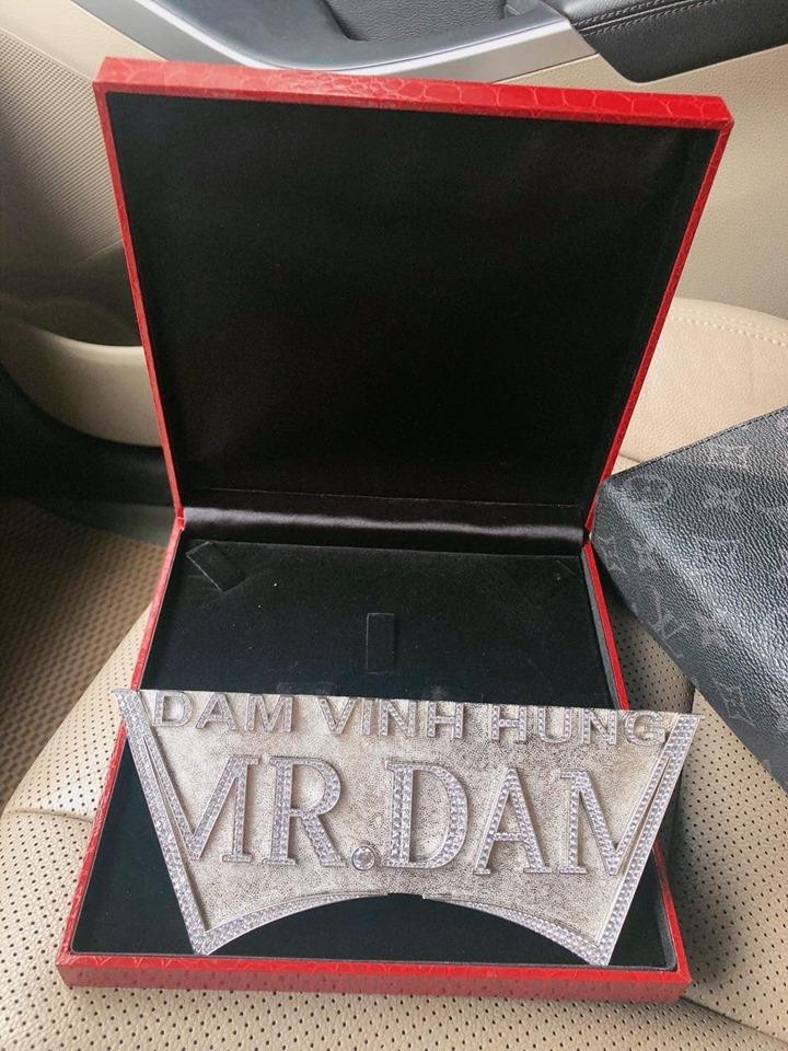 Đơn vị nhập khẩu xe sang nổi tiếng ở Hà Nội tặng logo khắc tên Mr. Đàm cảm ơn khách hàng mua xe.