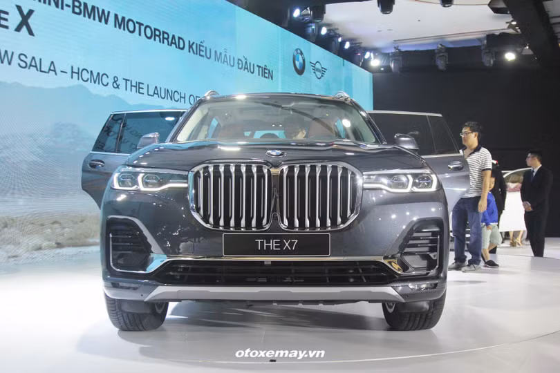 Thiết kế đột phá đầu xe thể hiện ở cụm lưới tản nhiệt vẫn hình quả thận đặc trưng của dòng xe BMW được thiết kế rất lớn Thiết kế đột phá đầu xe thể hiện ở cụm lưới tản nhiệt vẫn hình quả thận đặc trưng của dòng xe BMW được thiết kế rất lớn