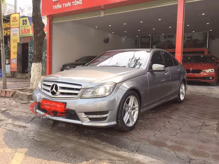 Mercedes Benz C300 AMG đời 2011 có giá khoảng 650-700 triệu đồng Mercedes Benz C300 AMG đời 2011 có giá khoảng 650-700 triệu đồng