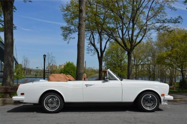 Dù chỉ có hai cửa, nhưng Rolls-Royce Corniche có chiều dài tới hơn 5m, tùy thế hệ, tương đương một chiếc xe SUV cỡ lớn, như Ford Explorer Dù chỉ có hai cửa, nhưng Rolls-Royce Corniche có chiều dài tới hơn 5m, tùy thế hệ, tương đương một chiếc xe SUV cỡ lớn, như Ford Explorer