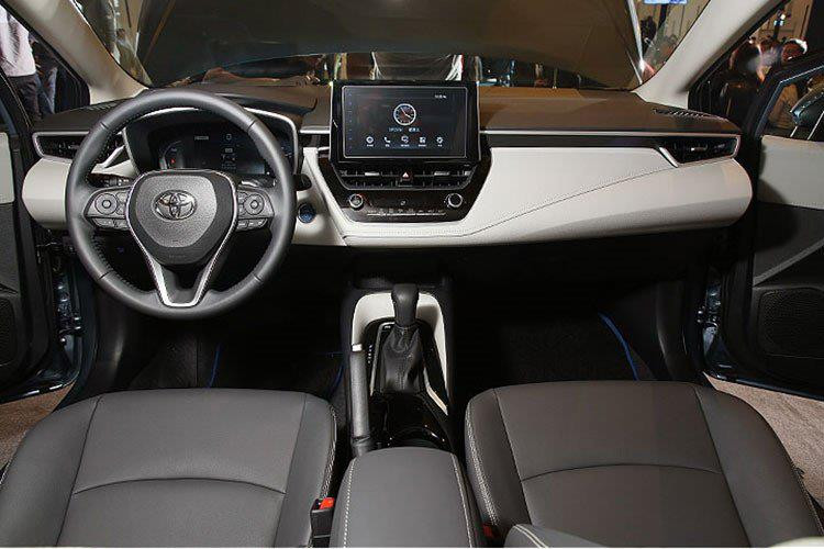 Không gian nội thất của Toyota Corolla Altis 2019 có thiết kế tối giản, tập trung vào người lái