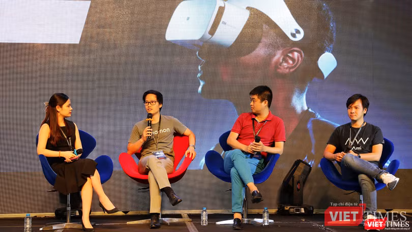 Các diễn giả chia sẻ kinh nghiệm về Chuyển đổi số tại sự kiện Vietnam Frontier Summit do Innovatube tổ chức