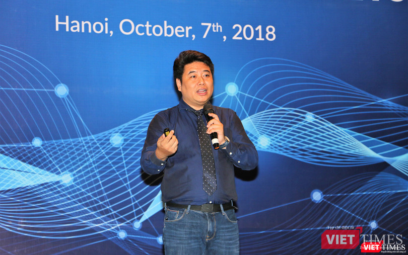 ông Triệu Anh Dũng - Phó Giám đốc Trung tâm nghiên cứu công nghệ QNET giới thiệu về những ưu điểm của Blockchain