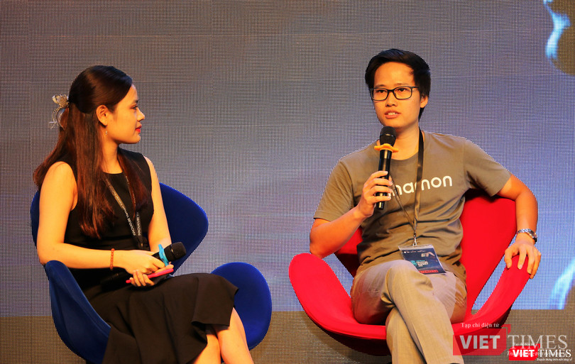 Anh Nghiêm Xuân Bách (bên phải) - Giám đốc khu vực Cinnamon