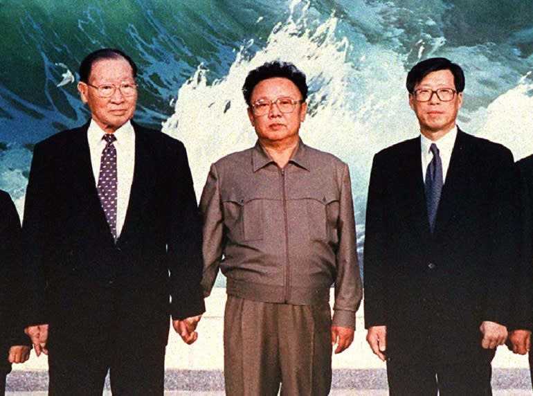 Cựu Chủ tịch Chung Ju-yung chụp ảnh chung với cố Chủ tịch Triều Tiên Kim Jong Il vào năm 1998 (ảnh Reuters)