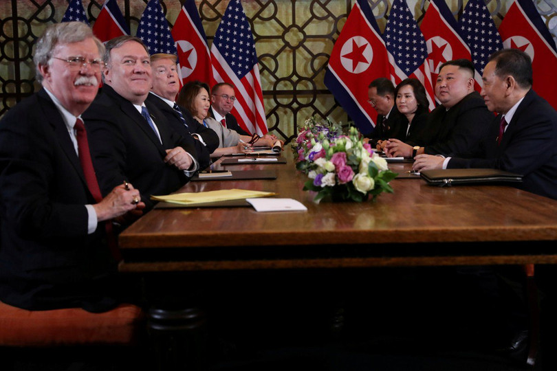 ông John Bolton - ngoài cùng bên trái tại Hội nghị thượng đỉnh Mỹ Triều tại Hà Nội (ảnh Reuters)