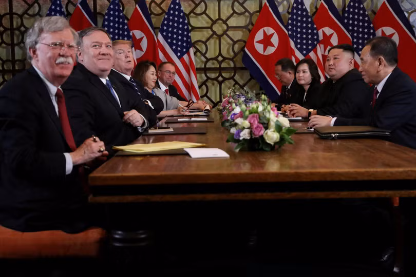 ông John Bolton - ngoài cùng bên trái tại Hội nghị thượng đỉnh Mỹ Triều tại Hà Nội (ảnh Reuters)