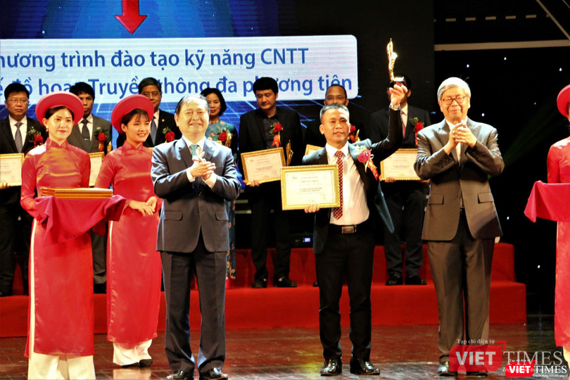 ông Hoàng Văn Thắng nhận giải thưởng Chuyển đổi Số ông Hoàng Văn Thắng nhận giải thưởng Chuyển đổi Số