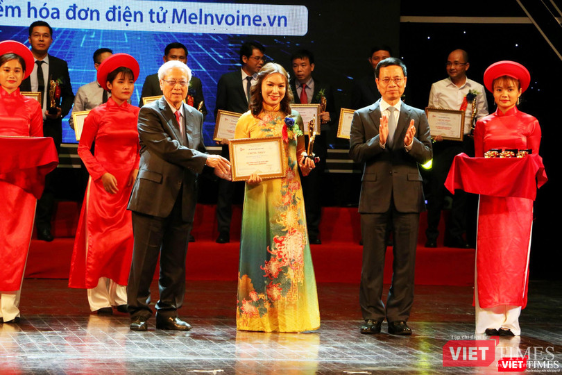 Bà Đinh Thị Thúy thay mặt MISA nhận giải thưởng từ Bộ trưởng Bộ TT&TT Nguyễn Mạnh Hùng và GS.TSKH Đỗ Trung Tá (ảnh: Đăng Khoa) Bà Đinh Thị Thúy thay mặt MISA nhận giải thưởng từ Bộ trưởng Bộ TT&TT Nguyễn Mạnh Hùng và GS.TSKH Đỗ Trung Tá (ảnh: Đăng Khoa)